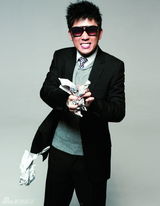 组图：潘粤明型男示人 霸气外露受追捧