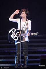 组图：邓紫棋红馆开唱张芸京助阵 为离世外婆献歌