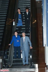 组图：晶刚压轴婚礼收官 宾客拎着回礼相继离场