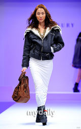 组图：韩女星崔茹珍韩惠珍服装秀 春夏秋冬全演绎