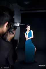 组图：杨千嬅代言饰品拍广告 尽情挥洒率性自信魅力