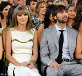 高清组图：泰勒-斯威夫特白色礼服亮相清新雅致