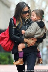 组图：杰西卡-帕克幼女当街热舞hip-hop星范儿十足