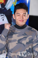 组图：刘亚仁郑有美宣传《卫星女孩和奶牛》