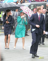 组图：威廉王子与准王妃共亮相 凯特秀迷人微笑