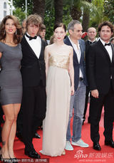 幻灯图：张曼玉前夫新作首映 红毯紧盯女演员美胸