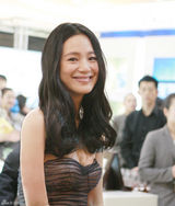 组图：周韵气质清新淡雅 出席剪彩活动