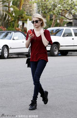 组图：艾玛-罗伯茨露肩装性感抢镜 大方秀钻戒