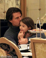 组图：阿汤哥牵妻抱女其乐融融 苏瑞甩发迷倒老汤