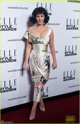 组图：水果姐穿花裙现身风尚大典 半裸性感香肩