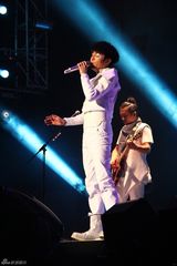 组图：苏打绿香港开唱团长脱衣 黄秋生点小情歌