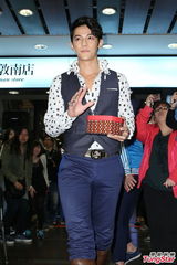 组图：汪东城帅气亮相 衣着新潮长靴抢镜