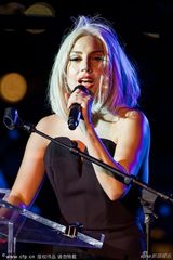 组图：GaGa伤后首次公开亮相 振臂支持同性恋