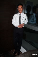 组图：郑嘉颖澄清相伴“宫女”只是助理