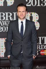 组图：2013全英音乐奖男星帅气亮相红毯