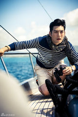 组图：严屹宽时尚大片帅气演绎清新海滩风