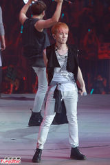 组图：SHINee演唱会空中劲歌热舞大玩飞天