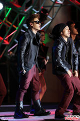 组图：严爵飚高音 与潘玮柏卢广仲接力开唱