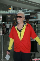 组图：玉置浩二携妻子抵港 期待演唱会