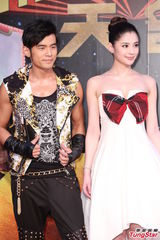 组图：周杰伦新电影首映 谈金曲奖装可爱哭喊