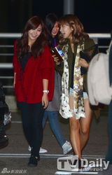 组图：李宝英李升基等赴港 韩彩英御姐范儿