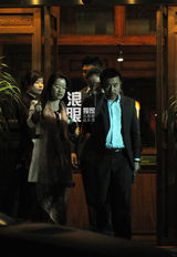 独家:冯小刚葛优等好友吃饭 徐静蕾白裙喝high