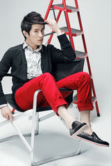 组图：季肖冰曝时尚写真 帅气迷人显型男本色