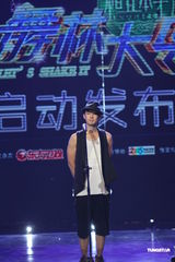 组图：吴建豪《舞林大会》热舞 张一山扎马尾助阵