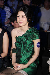 组图：童蕾温婉恬静助阵时尚秀场 魅力解读时尚