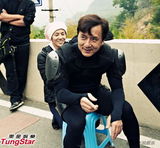 组图：成龙50秒变滑轮侠 《十二生肖》再挑战极限