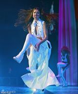 组图：赛琳娜温哥华首演 大秀美胸展现妖娆身姿