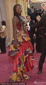 组图：柏林影后雷切尔-米瓦纳扎服饰鲜艳