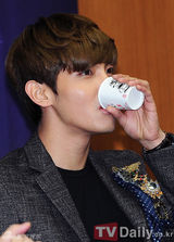 组图：姜虎东携东方神起昌珉宣传《月光王子》