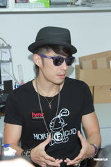 组图：吴建豪香港办歌迷会 送保温杯回馈歌迷