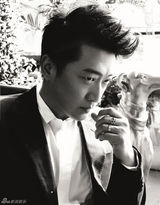 组图：邵峰复古造型写意光影人生