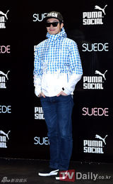 组图：Jewelry出席品牌新品发布会 热辣秀美腿