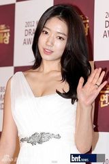 组图：文彩元朴信惠等盛装亮相演技大赏红毯