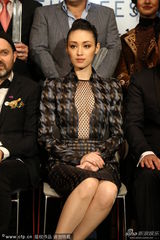 组图：形象大使栗山千明穿开胸裙网格秀性感