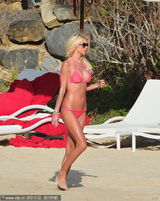 组图：超模维多利亚海滩秀身材 巨波荡漾诱人