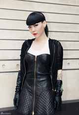 组图：吴莫愁亮相巴黎时装周首排看秀