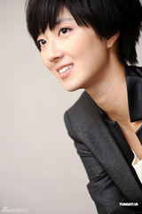 组图：桂纶镁拍写真黑衣黑裤出镜中性风显帅气