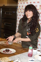 组图：蔡健雅中英双碟齐发 做蛋糕手艺获称赞