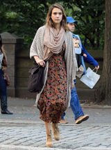 高清组图：杰西卡-阿尔芭街拍 披肩毛衣配长裙