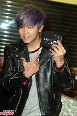 组图：黄鸿升生日开唱 喜收高档耳机