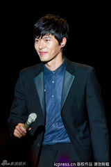 高清组图：玄彬上海开唱 与粉丝合影自拍乐陶陶