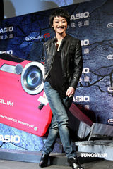 幻灯图：周迅短发造型个性十足 呼吁大家关注世博