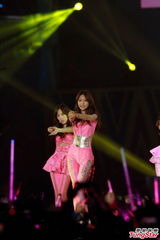 组图：少女时代香港开唱 劲歌热舞齐秀美腿