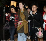 组图：刘诗诗与四爷住同一酒店 男助理贴心护驾