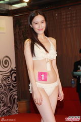 组图：亚姐泳装火辣秀胸 怪咖多女版王祖蓝现身