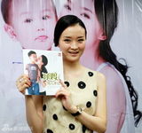 幻灯图：王艳新书签售 谈儿子一半天使一半魔鬼 